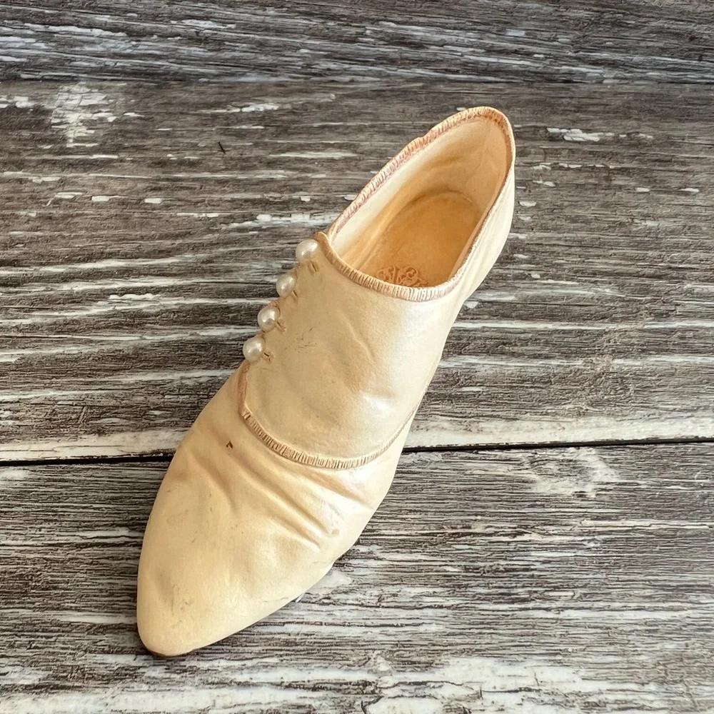 Just The Right Shoe by Raine Sweet‎ Elegance Miniature Cream Pearl Heel #25415